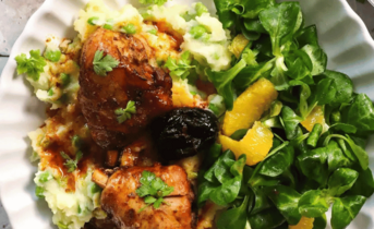 Piscanec s slivami in cimetom na pireju z grahom in solato s pomaranco5